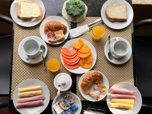 Comida en o cerca de este hotel