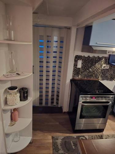 eine Küche mit Herd und einer Tür mit Fenster in der Unterkunft Mary Haus in Blasbach