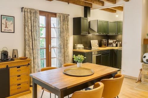 Køkken eller tekøkken på Maison de montagne, charme alpin & cheminée