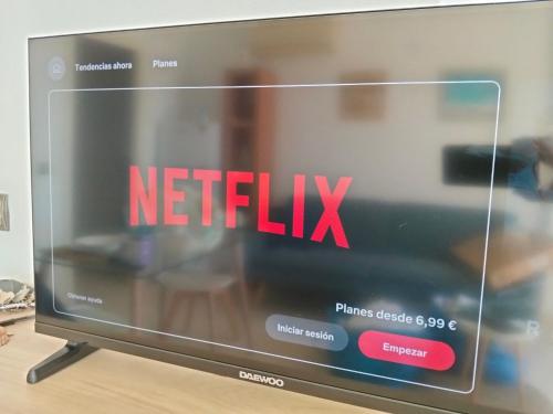 a television screen with the netflix sign on it at Ático con vistas al mar in Vícar
