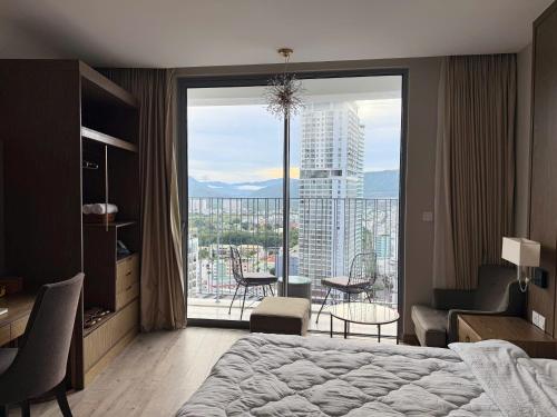 une chambre d'hôtel avec un lit et une grande fenêtre dans l'établissement Panorama Nha Trang Deluxe Double Bed City View, à Nha Trang