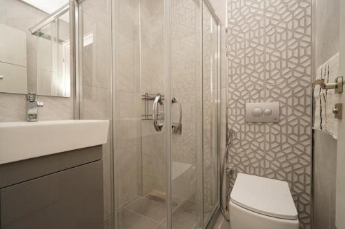 een badkamer met douche, toilet en wastafel bij فيلا اسطنبول in Beylikduzu