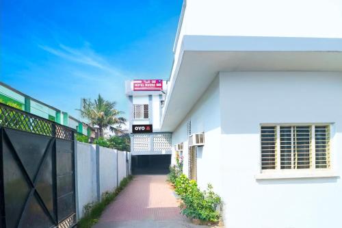 een wit gebouw met een bord erop bij Hotel O by OYO OXY RUDRA INN in Rānchī