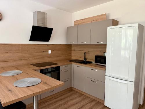 Kuchyň nebo kuchyňský kout v ubytování Simcity IX l Central park with Air Conditioning, free garage parking, balcony and 24 7 self check-in