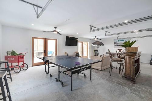 TV a/nebo společenská místnost v ubytování The Grand Augustine l Heated Pool l Walk to DNTN