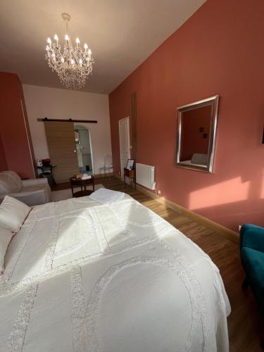 Galeriebild der Unterkunft Hôtel Déco'lia-Soirée étape in Ballon