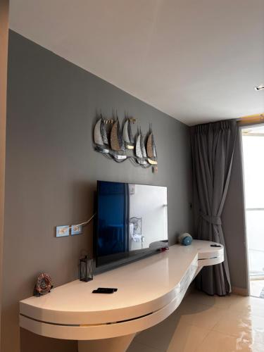 Μια τηλεόραση ή/και κέντρο ψυχαγωγίας στο Tropical studio with seaview