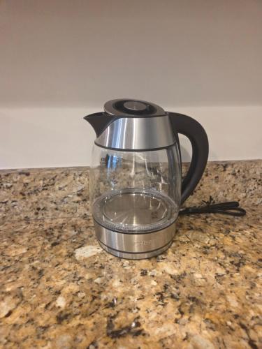 Příslušenství pro přípravu čaje a kávy v ubytování Modern & Luxurious 3 Bdrm 2.5 Bath Townhome