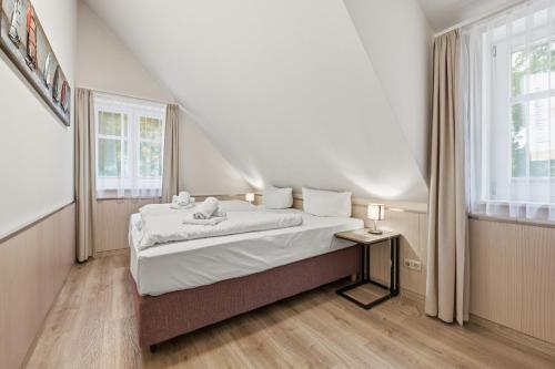 Un dormitorio con una cama y una ventana en Dünenhäuser Ückeritz UnserUsedomDe FeWo ca50qm mit Parkplatz direkt am Strand 12I3, en Ückeritz