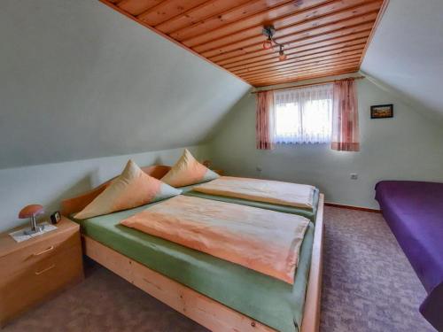 a bedroom with a bed and a window at Edith in Schwarzenbrunn