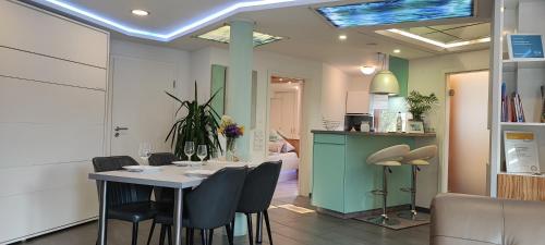 卡尔夫Ferienwohnung Schmuckkästchen的有一张桌子和几把椅子的餐厅