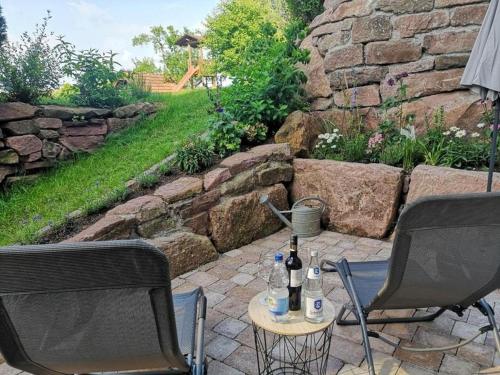 卡尔夫Ferienwohnung Schmuckkästchen的露台上的桌子上摆放着两瓶葡萄酒