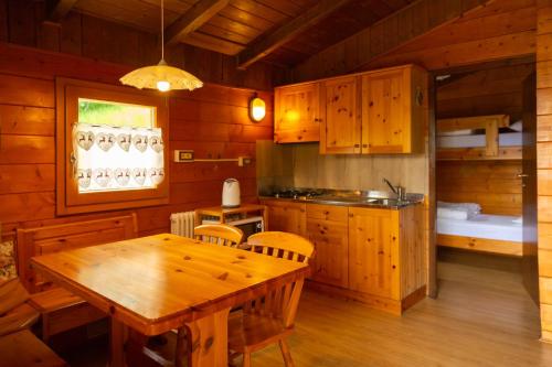 Kuchyň nebo kuchyňský kout v ubytování Camping Val di Sole