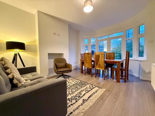 索利赫尔Modern Double Room with Broadband, Private TV and seating area - Room 1的相册照片