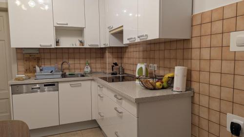 Η κουζίνα ή μικρή κουζίνα στο Cozy rooms in the center of Bled by the lake #1