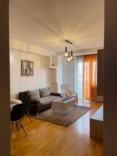 un soggiorno con un divano e un tavolo di City Center Gem a Skopje