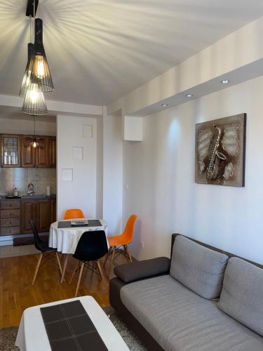 un soggiorno con un divano e un tavolo di City Center Gem a Skopje