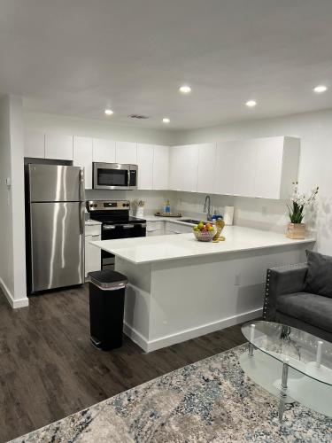 达拉斯3 DT Dallas l FIFA WORLD CUP READY l 5 Min from Love Field的配有白色橱柜和不锈钢冰箱的厨房