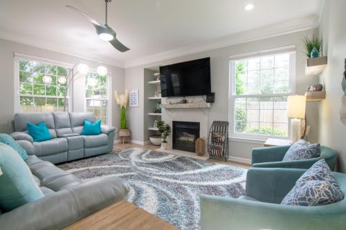 Μια τηλεόραση ή/και κέντρο ψυχαγωγίας στο Legacy Villa 2602 - 3 bedroom 2 bath with garage in beachside neighborhood