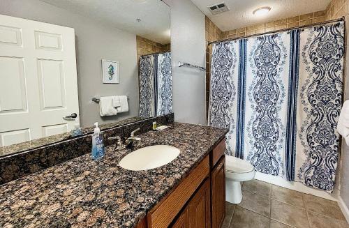 Koupelna v ubytování Beachview Condo at Legacy Tower 2 -1104 - fully furnished 2 bedroom 2 bath