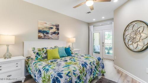 Ένα ή περισσότερα κρεβάτια σε δωμάτιο στο Legacy Villa 2602 - 3 bedroom 2 bath with garage in beachside neighborhood