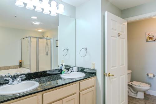 une salle de bain avec deux lavabos et un WC dans l'établissement Beachview Condo at Legacy Tower 1 -405 - fully furnished 3 bedroom 2 bathroom, à De Buys