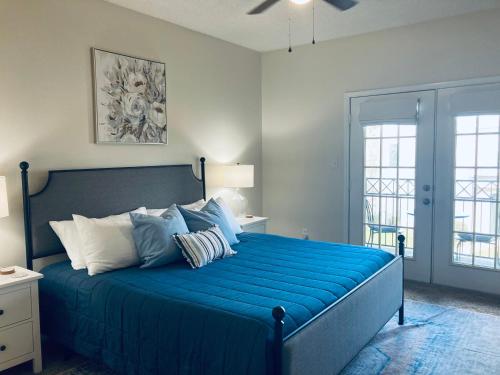 Ένα ή περισσότερα κρεβάτια σε δωμάτιο στο Legacy Villa 203 - 2 bedroom 2 bath with garage in a beachside neighborhood