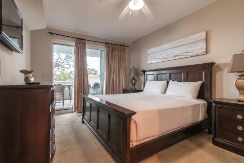 une chambre avec un grand lit et un balcon dans l'établissement Beachview Condo in Legacy Tower1 -303 - with Reserved Parking Spot in front, à De Buys