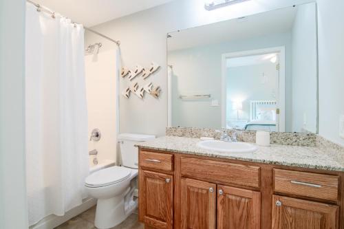 De BuysにあるSpacious Beachview End Unit in Legacy Tower 1-508 - 3 bedroom 3 bath condoの洗面台、トイレ、鏡のあるバスルーム