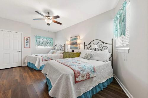 een slaapkamer met twee bedden en een plafondventilator bij Spacious Beach View, End Unit in Legacy Tower 2-1301 - 3 Bedroom 3 Bath Condo in De Buys