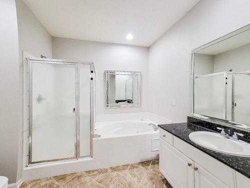 Ένα μπάνιο στο Legacy Villa 1306 - 2 bedroom 2 bath with garage in beachside neighborhood