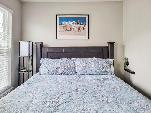 Ένα ή περισσότερα κρεβάτια σε δωμάτιο στο Legacy Villa 1306 - 2 bedroom 2 bath with garage in beachside neighborhood