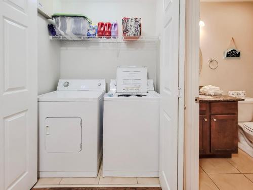 Η κουζίνα ή μικρή κουζίνα στο Cozy 2 bedroom, 2 bathroom condo located at Harbor Landing!