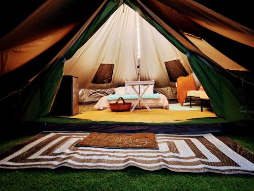 Postel nebo postele na pokoji v ubytování Creekside Glamping Heaven with Comfy Interior in Cosby, Tennessee