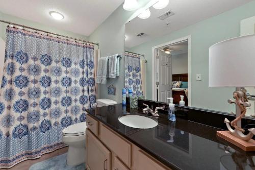 een badkamer met een wastafel, een toilet en een douche bij Spacious Beach View, End Unit in Legacy Tower 2-1301 - 3 Bedroom 3 Bath Condo in De Buys