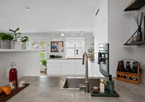 une cuisine avec un évier et un plan de travail dans l'établissement Urban comfort, 3BR with free parking in the heart of Tønsberg, à Tønsberg