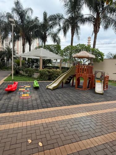 een speeltuin met een glijbaan en een glijbaan bij Recanto Augusta in Londrina