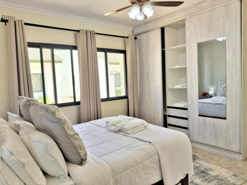 Postel nebo postele na pokoji v ubytování The Emerald Apartments Ibex Meanwood