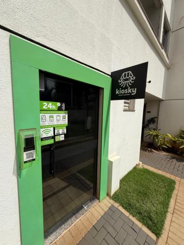 een groene ingang van een gebouw met een bord erop bij Recanto Augusta in Londrina