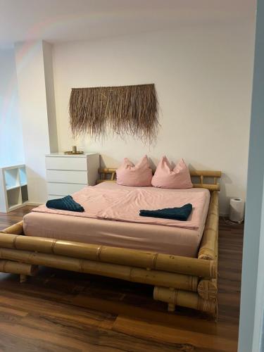 ベルリンにあるHappy Home shared apartmentのピンクの枕が付いた大きなベッドのある寝室
