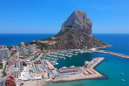 Spacious pet friendly luxury 2 bed 2 bath Calpe Port apartment with private parking