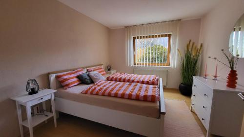 a bedroom with a bed and a window at Casa Bölts in Heltersberg