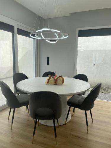 una sala da pranzo con tavolo e sedie bianchi di Sun Temple by Madeira Holiday Rentals a Ribeira Brava