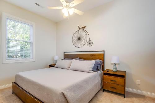 Ένα ή περισσότερα κρεβάτια σε δωμάτιο στο NEW! Spacious Home in Shelby Park - Sleeps 9, Near Top Attractions & Venues