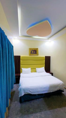 Ένα ή περισσότερα κρεβάτια σε δωμάτιο στο منتجع سيني لاند 3