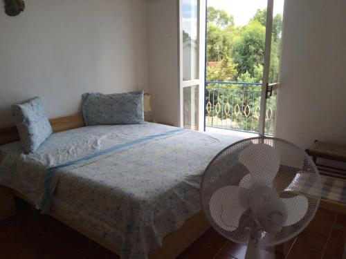 マリーナ・ディ・シーバリにあるCasa Vacanza Villa Idaのベッドルーム1室(ファン、窓付)