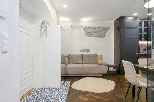 un soggiorno con un divano e un tavolo di Tallinn Old Hanza Apartments a Tallinn