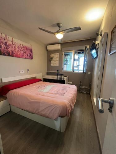 アルバセテにあるHabitación privada, tranquila y relajanteの赤いベッドカバーがかかったベッドのある寝室