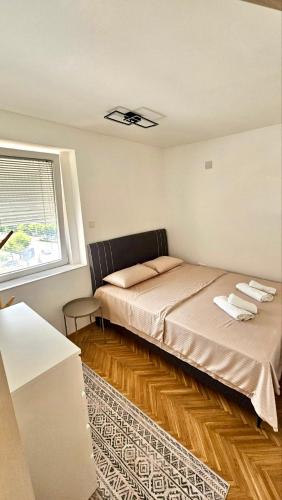 オフリドにあるHarmony Suite 32のベッドとタオル2枚のある寝室