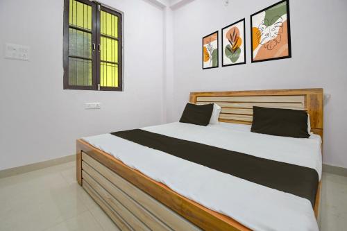 a bedroom with a large bed in a room at HOTEL O AS PALACe in Lucknow